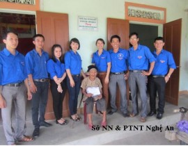 Doan-TN-tang-qua-me-VN-anh-hung.jpg